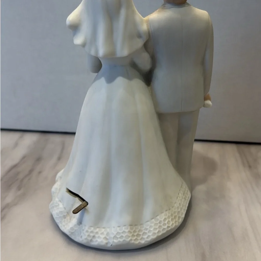 Charming Bride and Groom Musical Cake Topper - White and Cream